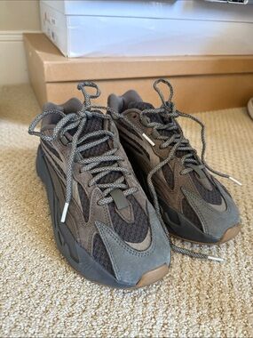 Yeezy boost 700 v2